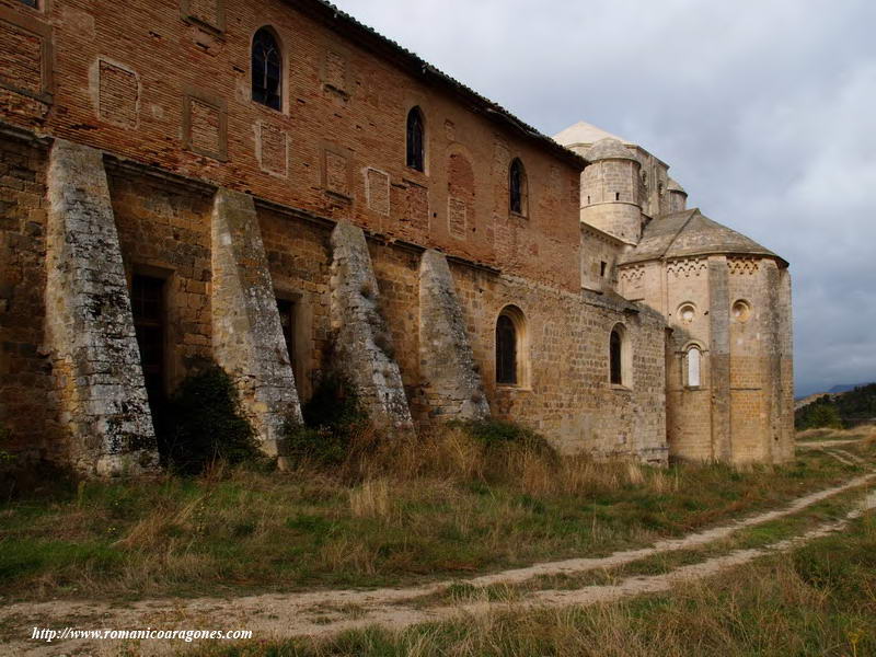 EDIFICACIONES QUE CONTUVIERON SALA CAPITULAR. AL FONDO MONTEJURRA